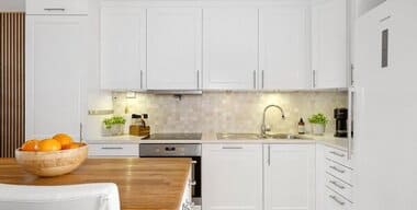 Article - Modern vs. Traditional: Choosing the Right Cabinet Design
